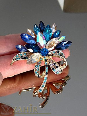 Изумителна изработка и качество - кристална  брошка цвете с изящни бели и сини фасетни камъни, размери 6 на 5 см, златиста основа - B1556